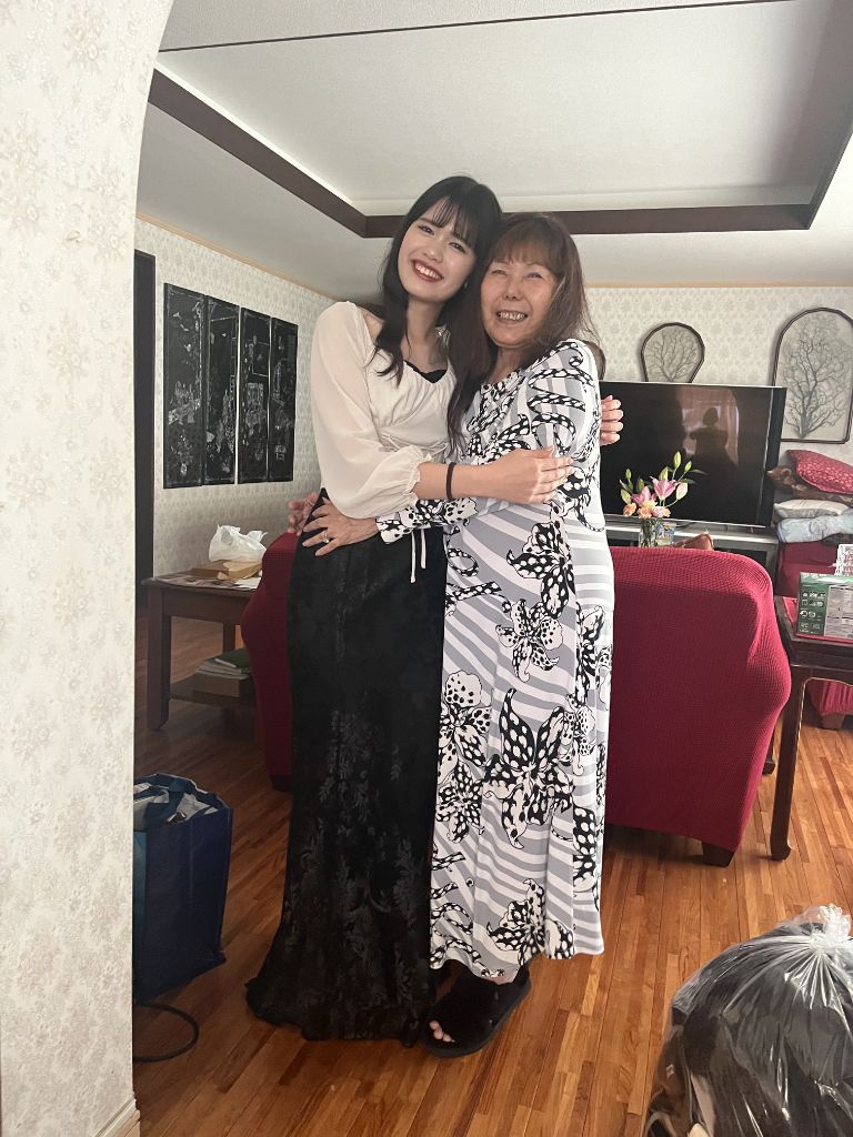 スタッフと抱き合って笑う会員さん
